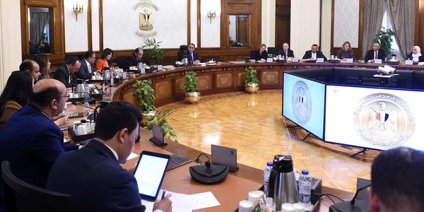 رئيس الوزراء يستعرض مع مسئولي البنك الدولي عناصر مقترحة لاستراتيجية تنمية الصناعة 