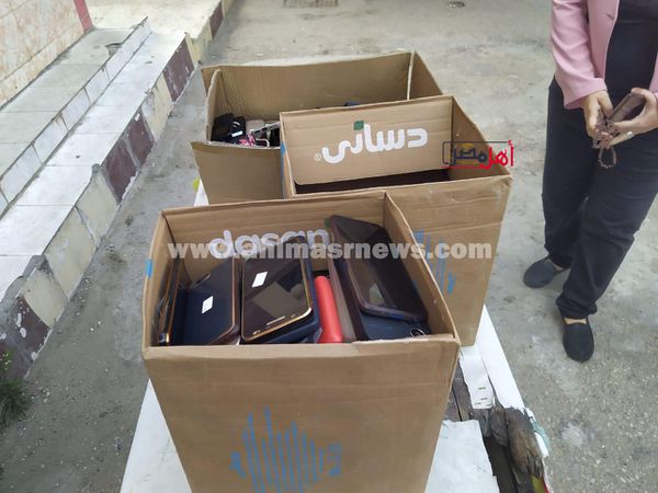 كراتين هواتف محمولة أمام لجان امتحانات الشهادة الإعدادية فى بورسعيد