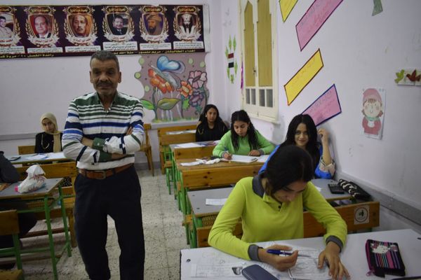 محافظ بورسعيد يتفقد لجان الامتحانات لمتابعة سير انتظام امتحانات الشهادة الإعدادية. 