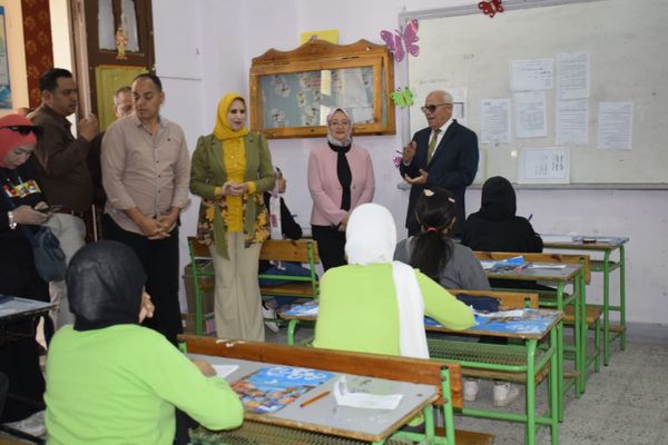 محافظ بورسعيد يتفقد لجان الامتحانات لمتابعة سير انتظام امتحانات الشهادة الإعدادية. 