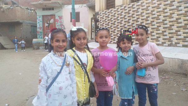 أطفال كفر الشيخ يحتفلون بالبالونات في الشوراع 