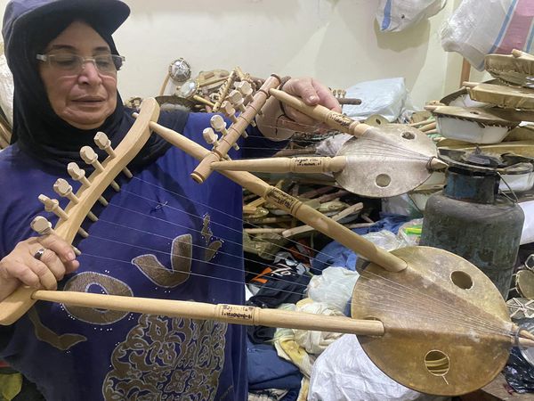  أول سيدة مصرية تصنع آلة السمسمية والطنبورة