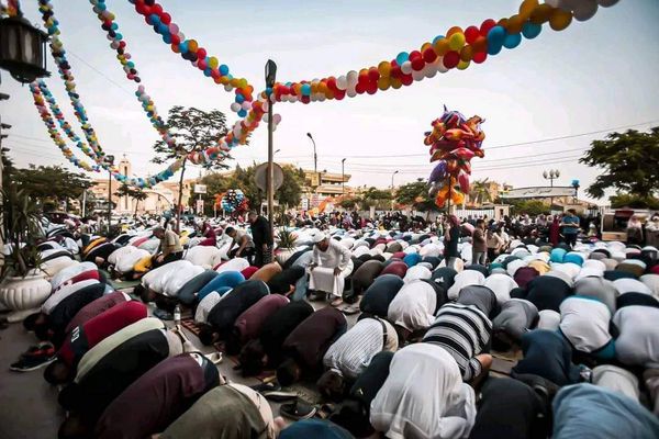 احتفالات الاطفال مع بائعي البالونات أمام مساجد مطروح احتفالا بعيد الأضحى المبارك
