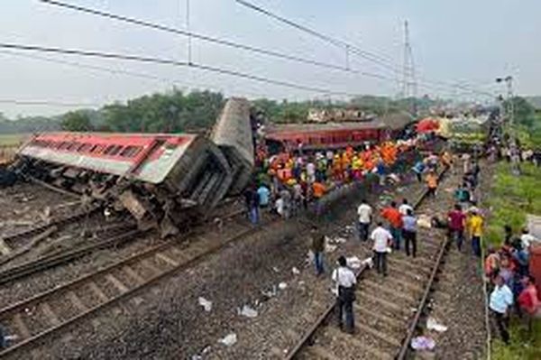 اصطدام ثلاثة قطارات في شرق الهند