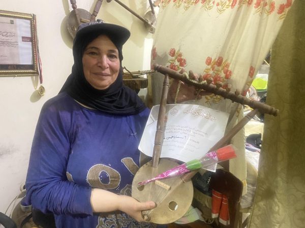 الدكتورة أسماء أول سيدة مصرية تصنع آلة السمسمية والطنبورة
