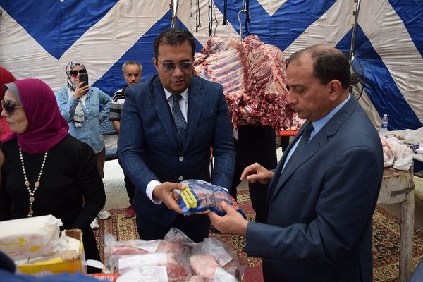 جانب من افتتاح معرض لبيع اللحوم بجامعة بنى سويف 