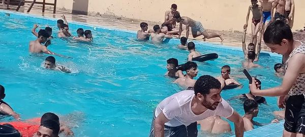 خلال إقبال الأطفال ببنى سويف على حمامات السباحة للاحتفال بعيد الأضحى 