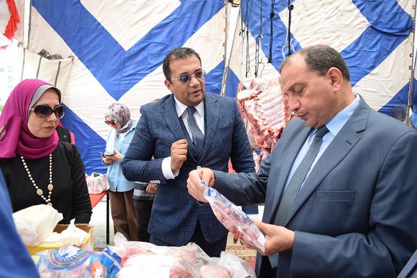 خلال افتتاح معرض لبيع اللحوم بجامعة بنى سويف 