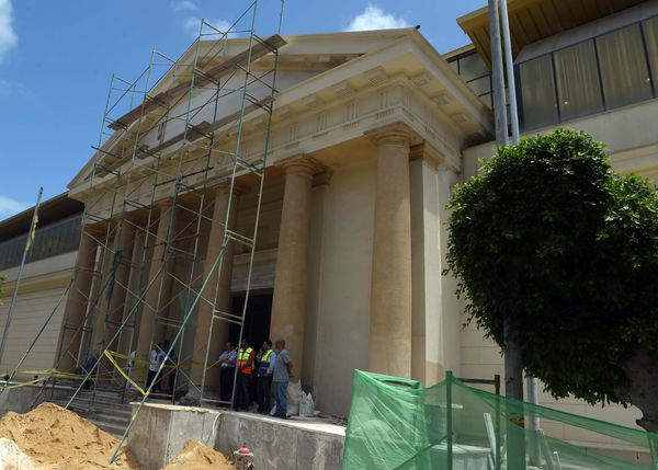 رئيس الوزراء يتفقد مشروع تطوير المتحف اليوناني الروماني
