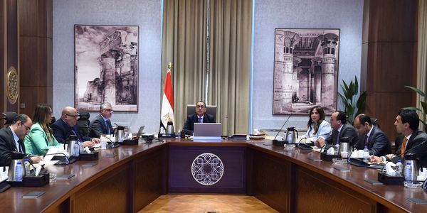 رئيس الوزراء يستعرض مع رئيس المنطقة الاقتصادية لقناة السويس أهم مستجدات المشروعات