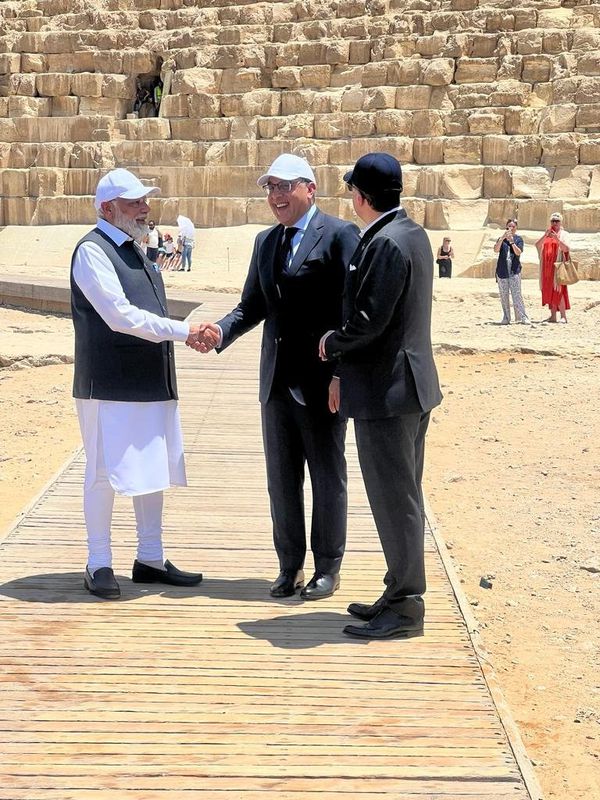 رئيس الوزراء يصطحب نظيره الهندي في جولة بمنطقة الأهرامات(صور)