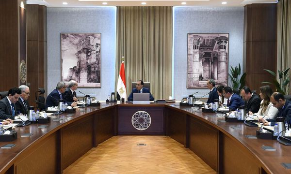 رئيس الوزراء يلتقي وزير البريد والمواصلات في الجزائر