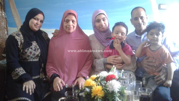 سهيلة خالد مع والديها وزوجة خالها 
