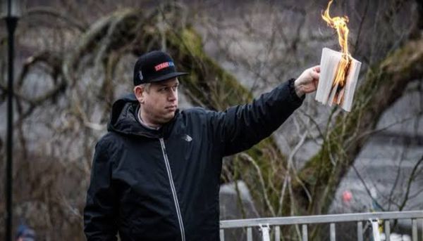 سويدي يحرق نسخة من القرآن الكريم 