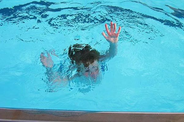 غرق طفل في حمام السباحه 