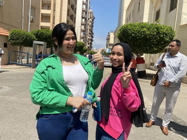 فرحة الطالبات بعد امتحان اللغة الأجنبية الثانية ببورسعيد 