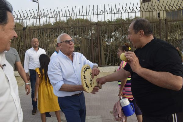 محافظ بورسعيد يشارك رواد الشاطىء رياضة 