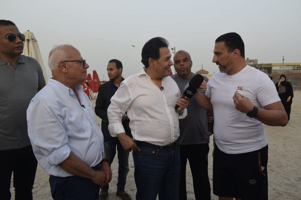 محافظ بورسعيد يشارك رواد الشاطىء رياضة 
