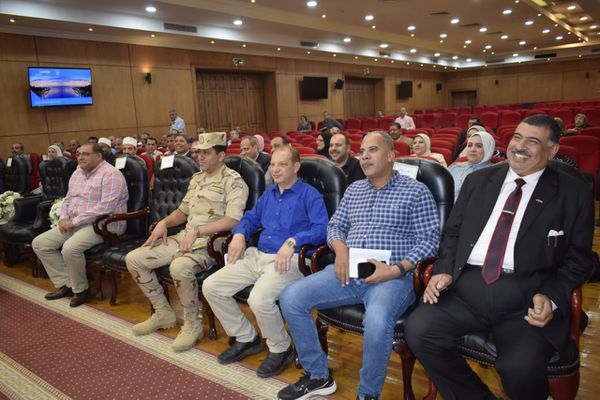 محافظ بورسعيد يناقش استعدادات المحافظة لعقد امتحانات الثانوية العامة 
