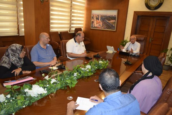 محافظ بورسعيد يوجه برفع كفاءة شواطىء بورسعيد وتوحيد أسعار الكافتيريات و الشماسي  