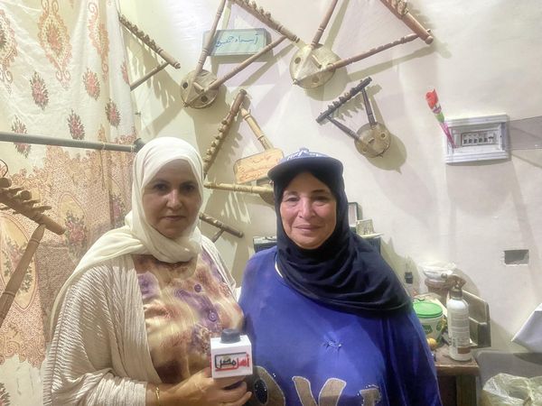 محررة اهل مصر مع أول سيدة مصرية تصنع آلة السمسمية 