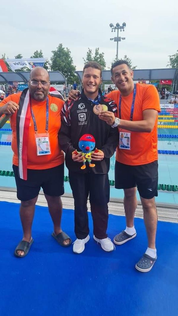 محمد جوده تحدى اعاقته و حقق  المركز الأول فى السباحة بفرنسا
