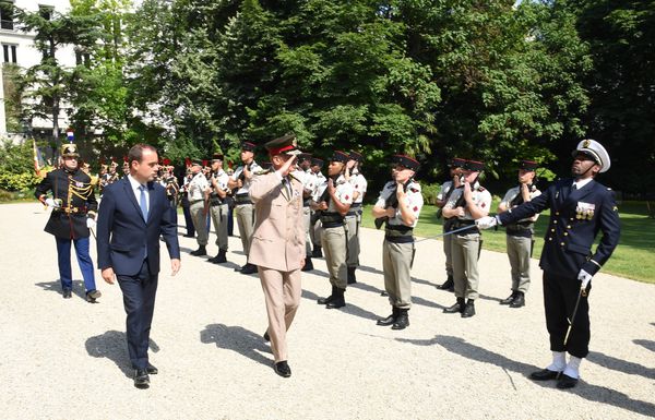  وزير الدفاع والإنتاج الحربى يعود إلى أرض الوطن عقب إنتهاء زيارته الرسمية بدولة فرنسا