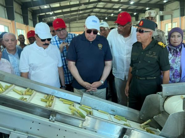 وزير الزراعة خلال افتتاح أول محطة لإنتاج شتلات قصب السكر
