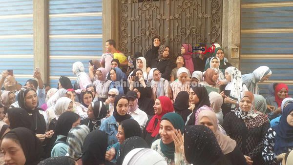 احتفالات طالبات الثانوية بكفر الشيخ بنهاية الامتحانات 
