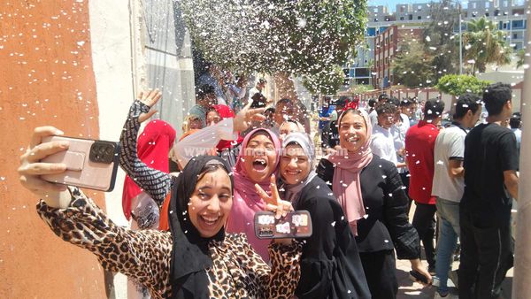 احتفالات طلاب الثانوية العامة بمحافظة الغربية 