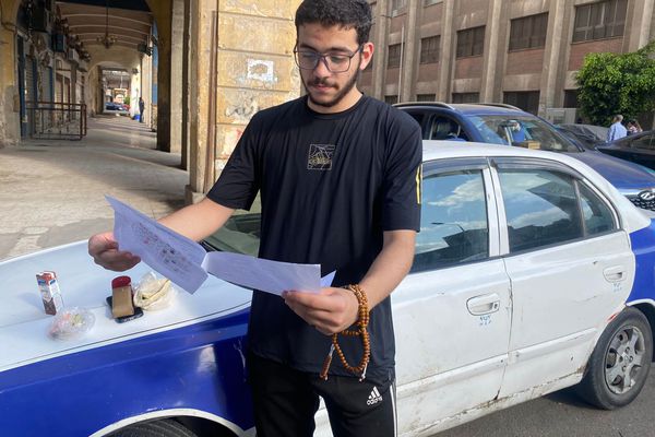 بالسبحة.. طالب بالثانوية العامة يراجع  «التاريخ» قبل بدء الامتحان أمام لجان بورسعيد
