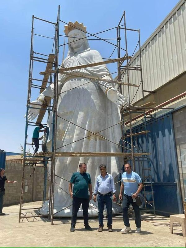 تمثال السيدة العذراء مريم