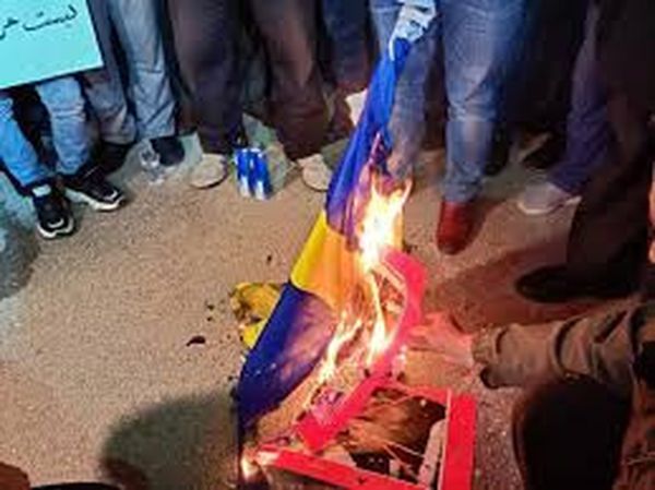 حرق علم السويد في بغداد