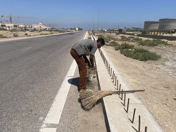 رجب عامل نظافة باليومية بمحافظة بورسعيد 