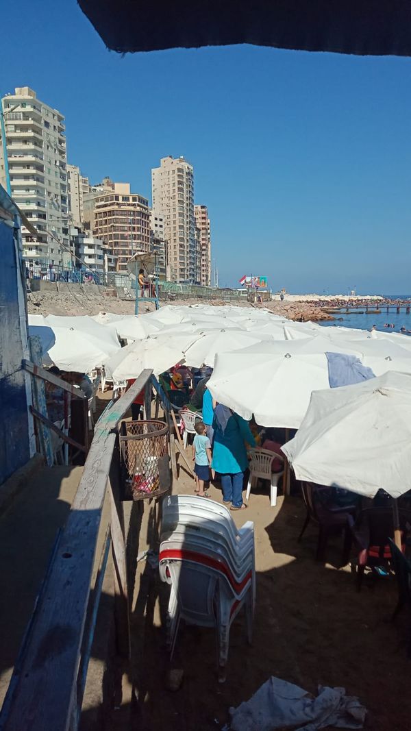 زحام شديد على شواطئ الإسكندرية