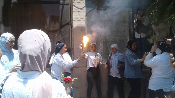 طالبات بنى سويف يشعلن الشماريخ 
