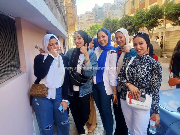 فرحة طلاب الثانوية العامة بالإسكندرية أمام اللجان