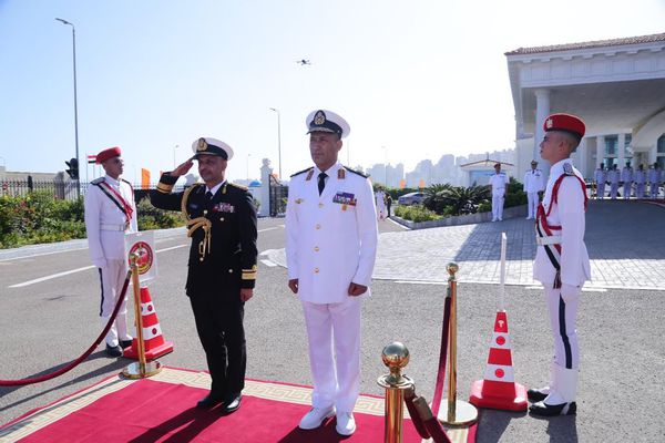 قائد القوات البحرية المصرية يلتقى نظيره من القوات البحرية السلطانية العمانية
