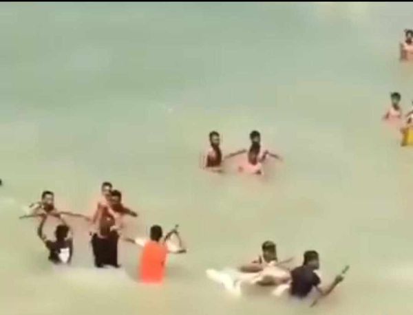 مشاجرة في مياه البحر بأحد شواطئ الإسكندرية