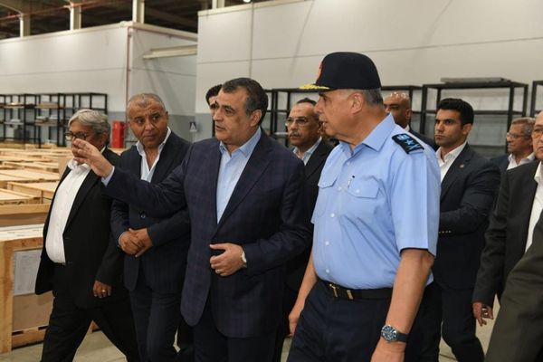 وزير الإنتاج الحربي وقائد القيادة الإستراتيجية يتفقدان مصنع إنتاج المصاعد الكهربائية