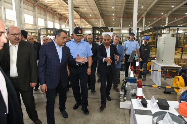 وزير الإنتاج الحربي وقائد القيادة الإستراتيجية يتفقدان مصنع إنتاج المصاعد الكهربائية
