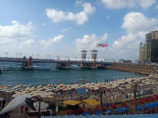 إقبال المصطافين على شواطئ الإسكندرية