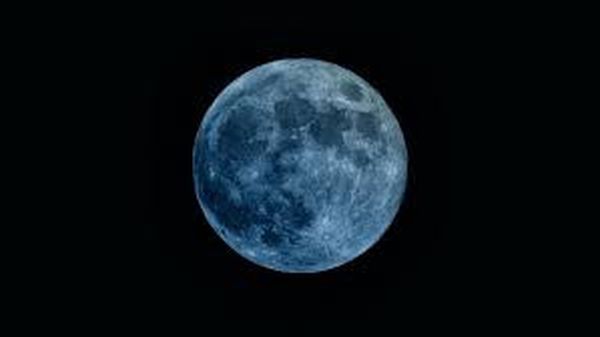 القمر الأزرق 