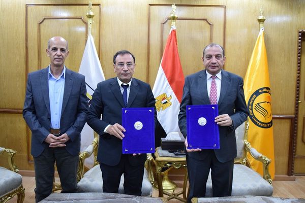 توقيع بروتوكول تعاون بين وحدة الليزر جامعة بنى سويف ووحدة أبحاث الليزر جامعة دجلة في العراق 