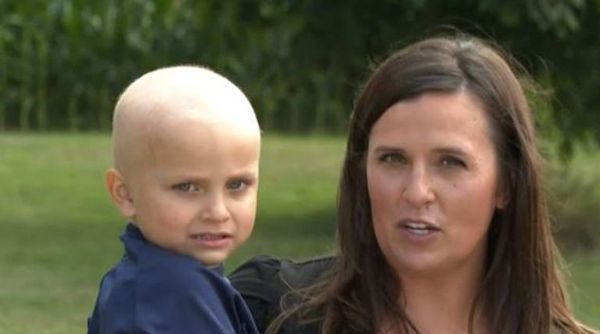 طفل يعرض دجاجاته للبيع في معرض لـ علاج شقيقة من السرطان