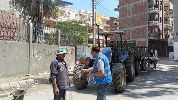 متطوعو حياة كريمة يوزعون المياه المثلجة علي المواكنين 