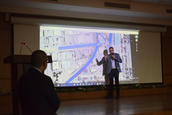 محافظ بورسعيد يبحث مقترح إنشاء كوبرى علوي جديد بشارع عزمي لتيسير الحركة المرورية. 