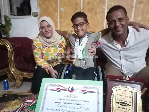 محمد حسين بطل متحدي الإعاقة في السباحة