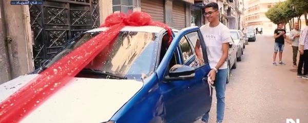 مدرس يهدي الرابع على الجمهورية سيارة هدية