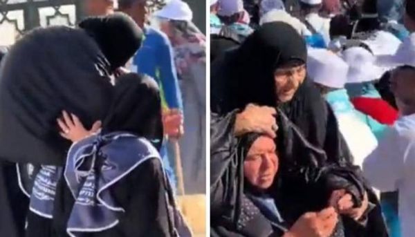 معتمرة تحمل والدتها فوق كتفها في المسجد النبوي